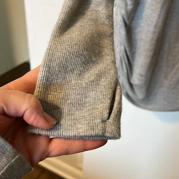 New Athleta Drishti Ruched Sweatshirt Sz S Small Top Gray Ruched Thumbholes - Picture 2 of 2